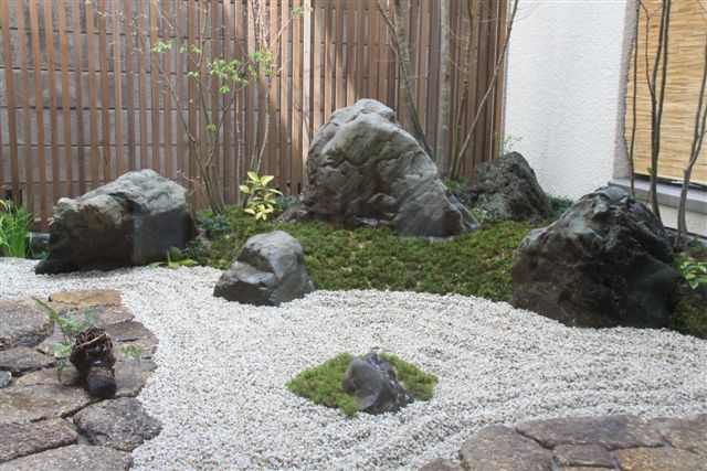 秦造園 庭づくり 庭リフォーム 庭のお手入れ 庭の石組 敷石 飛び石